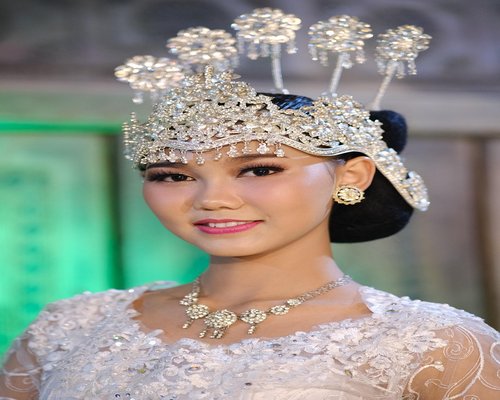 indonesian woman testimonial portrait